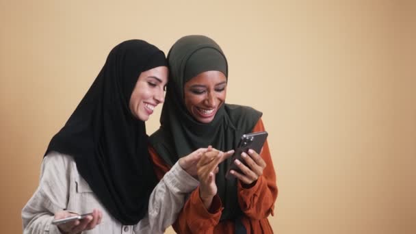 Två Glada Arabian Kvinnor Bär Nationella Hijab Skrattar Medan Tittar — Stockvideo
