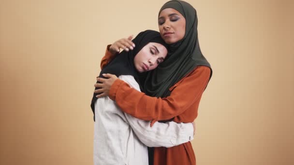 Μια Συναισθηματική Αραβίδα Που Φοράει Εθνικό Χιτζάμπ Αγκαλιάζει Φίλη Της — Αρχείο Βίντεο
