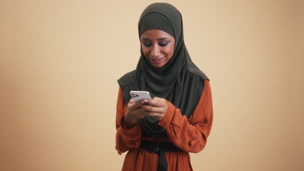 Egy Koncentrált Arab Aki Nemzeti Hidzsábot Visel Használja Mobilját Amint — Stock videók