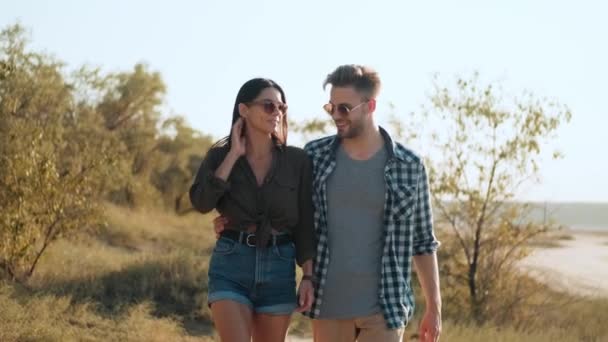 Una Pareja Sonriente Con Gafas Sol Está Caminando Juntos Aire — Vídeo de stock