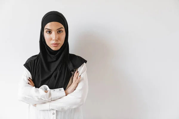 Pewna Siebie Muzułmanka Przekłutym Nosem Stojąca Skrzyżowanymi Ramionami Białym Studio — Zdjęcie stockowe