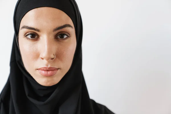 Porträt Einer Muslimischen Frau Mit Durchbohrter Nase Weißen Atelier — Stockfoto