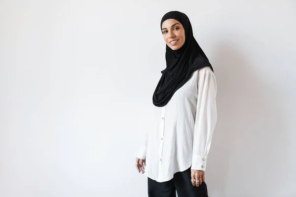 Uśmiechnięta Muzułmanka Hidżabie Stojąca Białym Studio — Zdjęcie stockowe