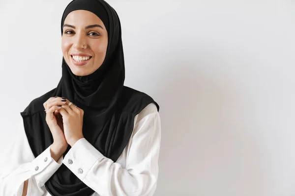 Eine Lächelnde Muslimin Hijab Hebt Weißen Studio Die Arme — Stockfoto