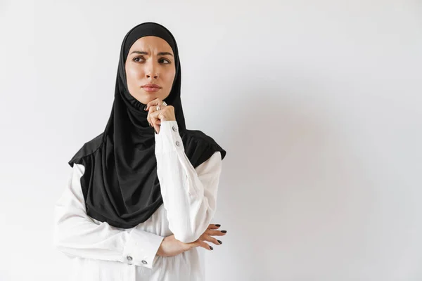 Myśląca Muzułmanka Hidżabie Myśląca Czymś Marszcząca Czoło Stojąc Białym Studiu — Zdjęcie stockowe