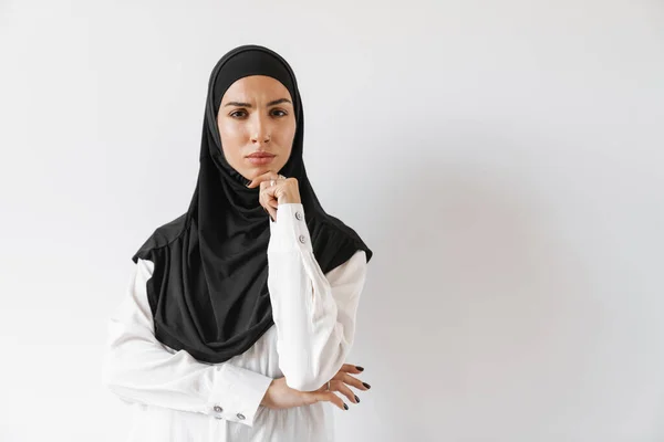Zdenerwowana Muzułmanka Hidżabie Myśląca Czymś Marszcząca Czoło Stojąc Białym Studiu — Zdjęcie stockowe