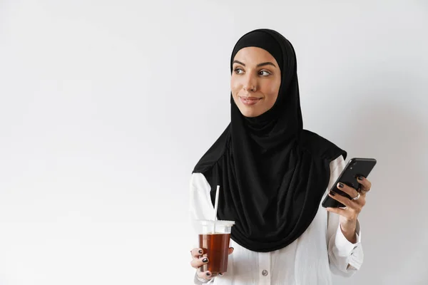 Una Mujer Musulmana Hijab Mirando Hacia Lado Sosteniendo Vaso Plástico — Foto de Stock