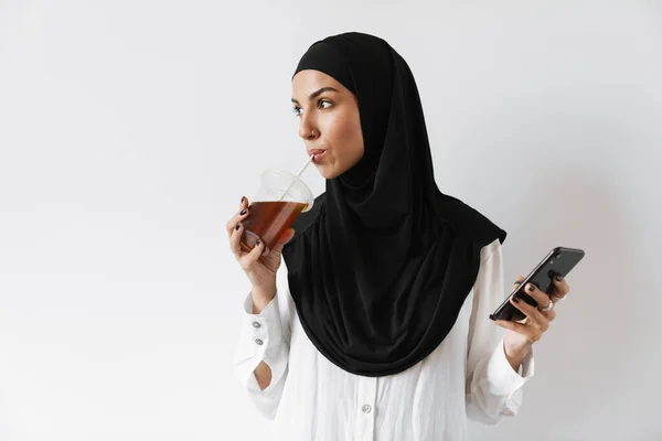 Portrét Muslimky Hidžábu Jak Dívá Stranou Popíjí Něco Plastové Sklenice — Stock fotografie