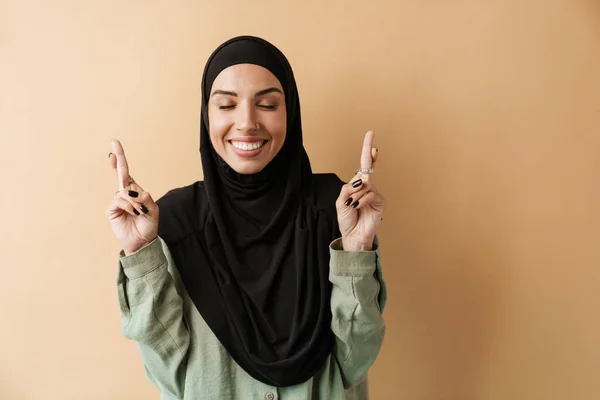 Ein Porträt Der Lächelnden Muslimischen Frau Die Orangefarbenen Atelier Auf — Stockfoto