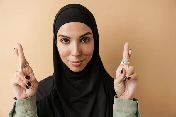 Ein Porträt Der Positiven Muslimischen Frau Beim Gebet Orangefarbenen Studio — Stockfoto