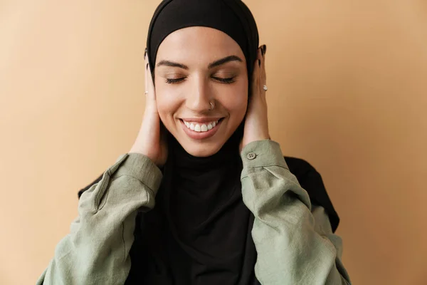 Ein Porträt Der Lächelnden Muslimischen Frau Die Ihre Ohren Verdeckt — Stockfoto