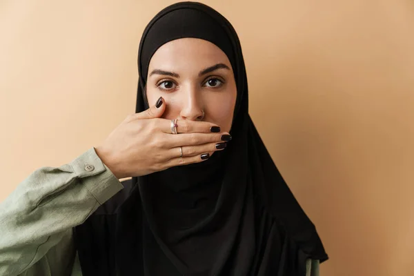 Ein Porträt Der Muslimischen Frau Die Ihren Mund Mit Einer — Stockfoto