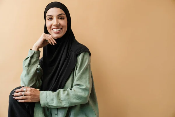 Eine Lächelnde Muslimin Hidschab Posiert Und Blickt Die Kamera Während — Stockfoto