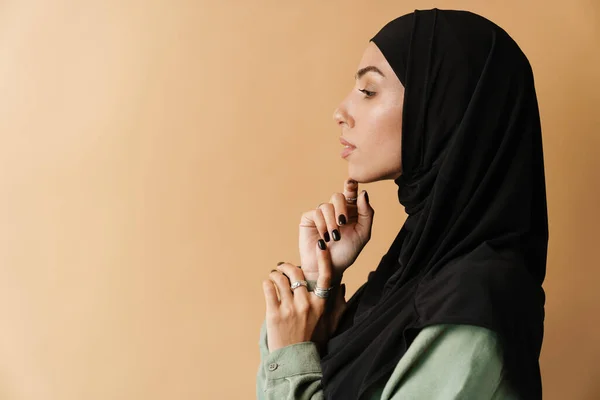 Portret Młodej Muzułmanki Hidżabie Stojącej Nad Beżowym Tłem Widok Boku — Zdjęcie stockowe