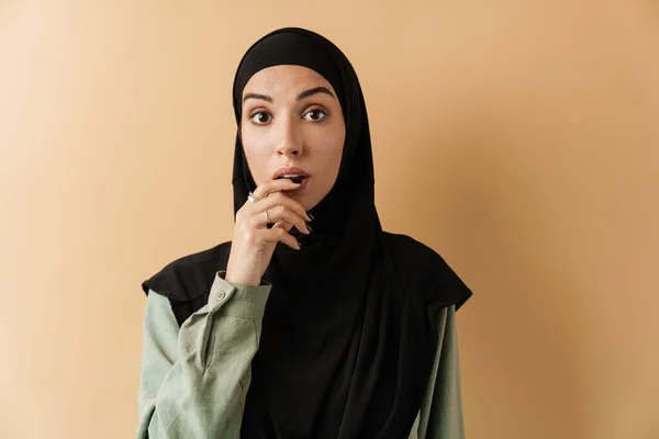 Porträt Einer Jungen Aufgeregten Muslimin Hijab Die Vor Beigem Hintergrund — Stockfoto