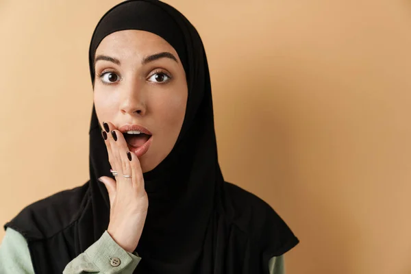 Retrato Una Joven Musulmana Excitada Hijab Pie Sobre Fondo Beige —  Fotos de Stock