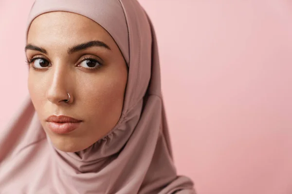 Eine Nahaufnahme Der Selbstbewussten Muslimin Rosafarbenen Hijab Die Rosafarbenen Studio — Stockfoto