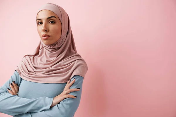 Eine Muslimische Frau Pinkfarbenen Hijab Blickt Die Kamera Während Sie — Stockfoto