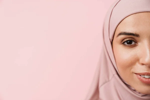 Ein Halbgesicht Porträt Einer Lächelnden Muslimin Rosafarbenen Hijab Die Rosafarbenen — Stockfoto
