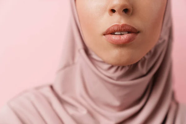 一名身穿头巾的穆斯林妇女在粉红演播室里嘴唇的特写 — 图库照片