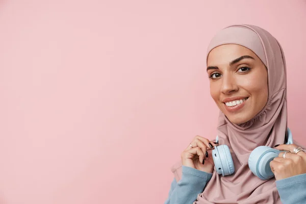 Ein Porträt Der Lächelnden Muslimin Rosafarbenen Hijab Mit Kopfhörern Die — Stockfoto
