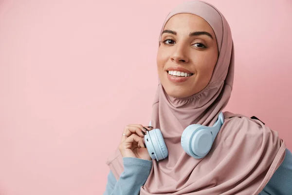 Ein Porträt Der Positiven Muslimischen Frau Rosafarbenen Hijab Mit Kopfhörern — Stockfoto