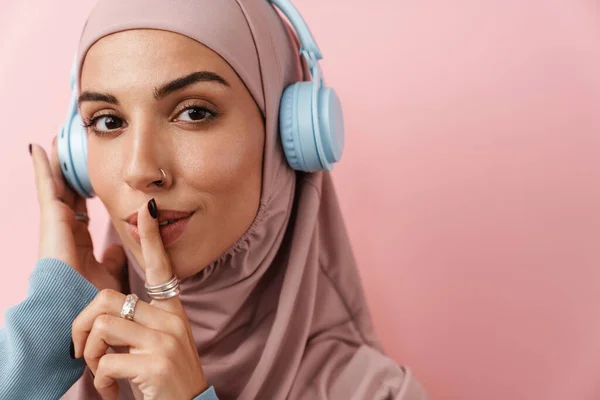 Portrett Den Muslimske Kvinnen Med Rosa Hijab Med Hodetelefoner Som – stockfoto