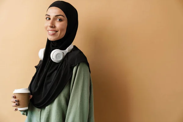 Une Musulmane Souriante Portant Hijab Noir Avec Casque Debout Avec — Photo