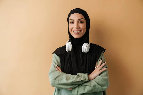 Portrait Musulmane Souriante Portant Hijab Noir Des Écouteurs Debout Avec — Photo