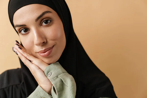 Retrato Mulher Muçulmana Vestindo Hijab Preto Mãos Dadas Perto Rosto — Fotografia de Stock