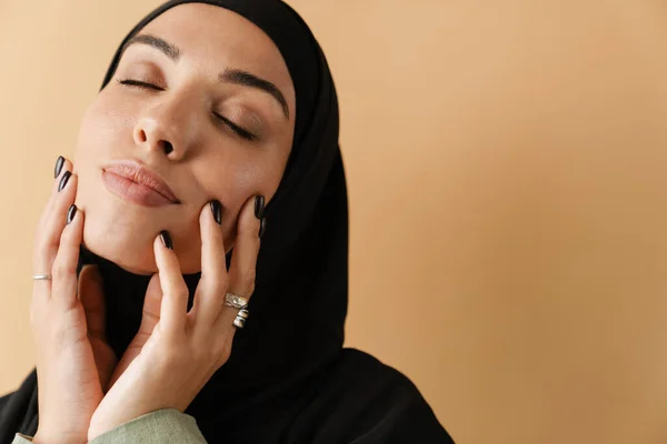 Портрет Мусульманки Черном Хиджабе Держащейся Руки Возле Лица Закрытыми Глазами — стоковое фото