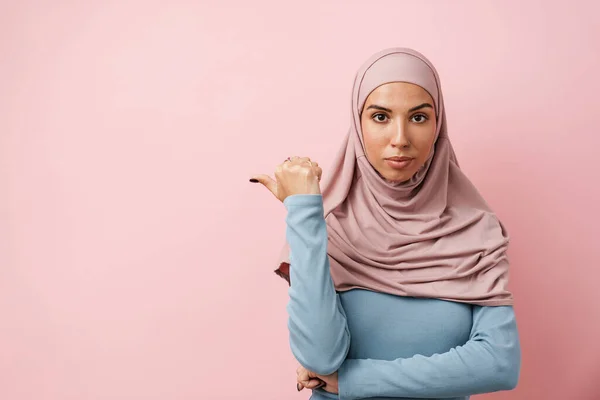 Eine Muslimische Frau Pinkfarbenen Hijab Zeigt Auf Den Kopierraum Rosa — Stockfoto