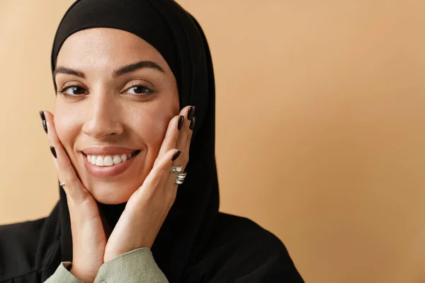 Ein Porträt Der Lächelnden Muslimischen Frau Mit Schwarzem Hijab Und — Stockfoto