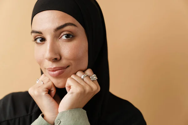 Ein Porträt Der Positiven Muslimischen Frau Schwarzen Hijab Die Die — Stockfoto