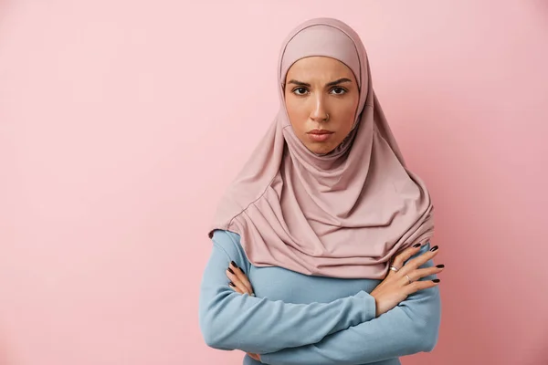 Eine Traurige Muslimin Rosa Hijab Steht Mit Verschränkten Armen Rosa — Stockfoto