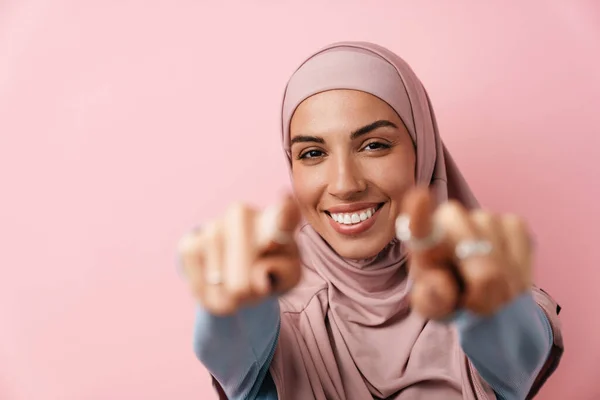 Una Mujer Musulmana Sonriente Con Hiyab Rosa Apuntando Cámara Estudio — Foto de Stock