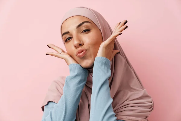 Retrato Mulher Muçulmana Feliz Vestindo Hijab Rosa Sorrindo Enquanto Estava — Fotografia de Stock