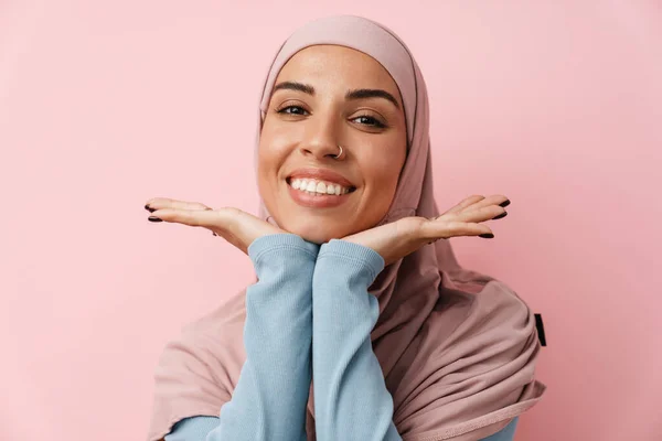 Retrato Mujer Musulmana Sonriente Usando Hiyab Rosa Apuntalando Barbilla Con —  Fotos de Stock