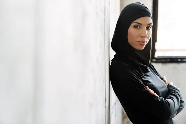 Jeune Sportive Musulmane Hijab Regardant Caméra Debout Intérieur — Photo