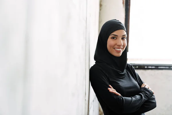 Молода Мусульманська Спортсменка Хіджабі Сміється Стоячи Приміщенні — стокове фото