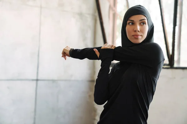 Молодая Мусульманская Спортсменка Хиджабе Делает Упражнения Время Тренировки Помещении — стоковое фото