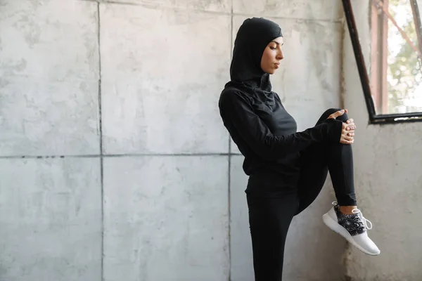 Młoda Muzułmanka Hidżabie Ćwiczy Domu — Zdjęcie stockowe
