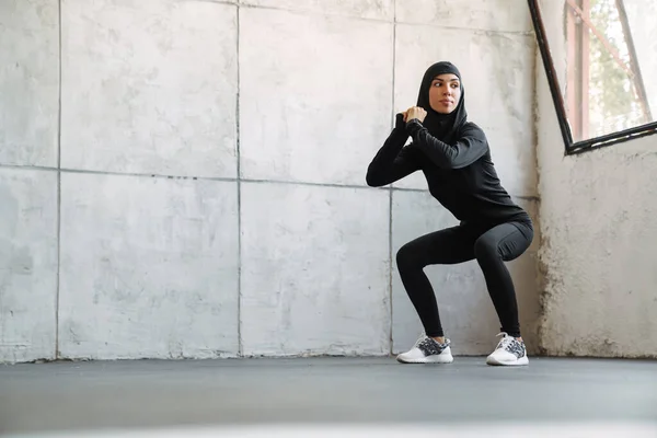 Mujer Musulmana Joven Hijab Haciendo Ejercicio Mientras Hace Ejercicio Interiores — Foto de Stock