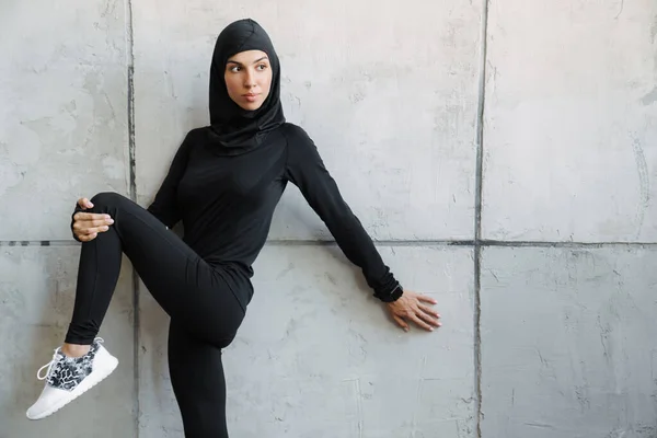 Молодая Мусульманская Спортсменка Хиджабе Делает Упражнения Время Тренировки Помещении — стоковое фото
