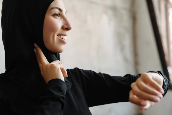 Młoda Muzułmanka Hidżabie Mierzy Puls Podczas Treningu Pomieszczeniu — Zdjęcie stockowe