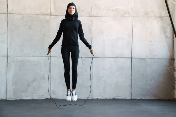 Genç Müslüman Sporcu Kadın Tesettür Içinde Atlama Halatı Ile Çalışıyor — Stok fotoğraf