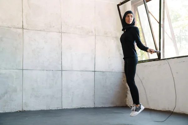 Joven Deportista Musulmana Hijab Haciendo Ejercicio Con Cuerda Salto Interiores — Foto de Stock