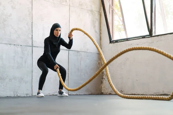 Mujer Musulmana Joven Hiyab Trabajando Con Cuerdas Batalla Interior — Foto de Stock