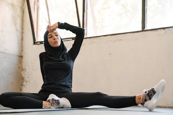 Joven Deportista Musulmana Hijab Descansando Mientras Hace Ejercicio Interiores — Foto de Stock