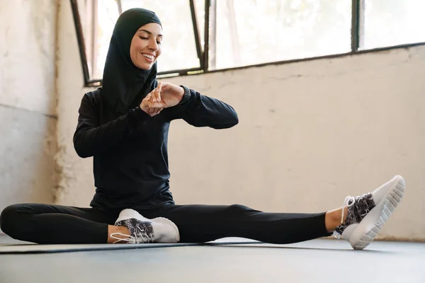 Joven Deportista Musulmana Hijab Mirando Smartwatch Mientras Hace Ejercicio Interiores — Foto de Stock